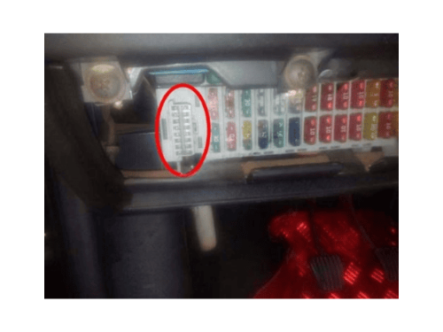 Localisation de la prise de diagnostic OBD entourée en rouge sur une Chevrolet Corsa
