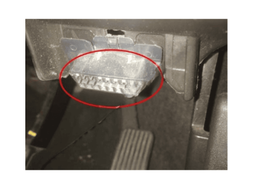 Localisation du connecteur de diagnostic OBD sur une Chevrolet Cruze RHD avec volant à droite