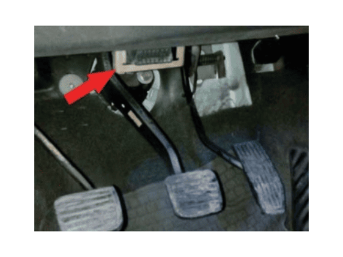 Localisation de la prise de diagnostic OBD2 au-dessus des pedales sur Chevrolet D-Max