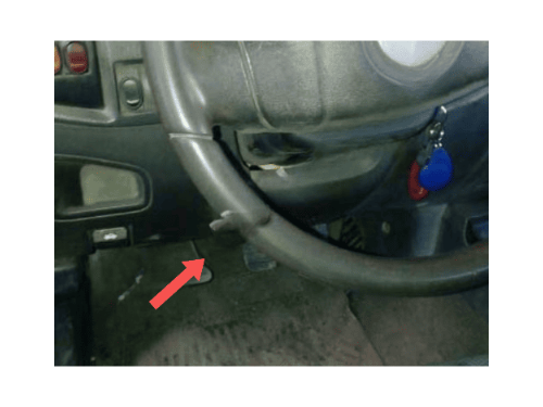 Flèche rouge montrant l emplacement de la prise OBD sur une Chevrolet D-Max