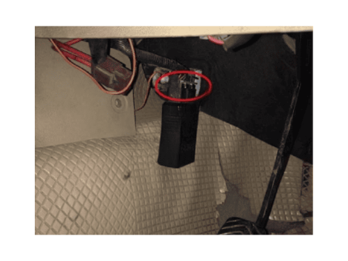 Localisation de la prise de diagnostic OBD entourée en rouge sur Chevrolet Enjoy RHD