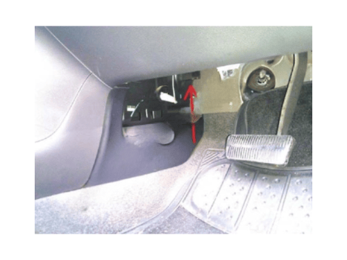 Localisation de la prise de diagnostic OBD sous le tableau de bord d une Chevrolet Epica