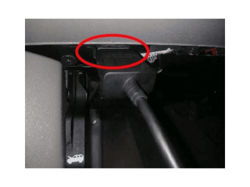 Localisation de la prise de diagnostic OBD entourée en rouge sur un Chevrolet Equinox