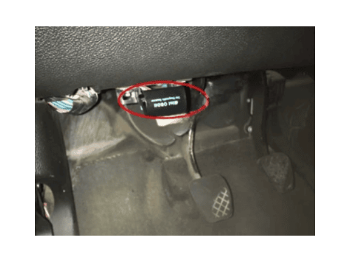 Photo de l emplacement de la prise OBD sous le tableau de bord d une Chevrolet HHR