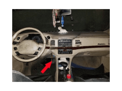Fleche rouge indiquant l emplacement de la prise OBD2 sur le tableau de bord d une Chevrolet Impala 8