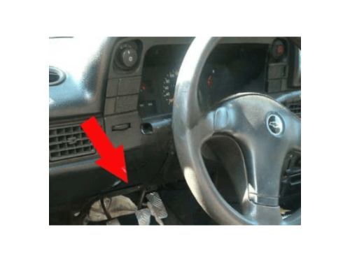 Une flèche rouge indique l emplacement de la prise OBD sur une Chevrolet Kadett