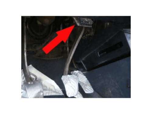 Localisation de la prise de diagnostic OBD2 sous les pedales d une Chevrolet Kadett