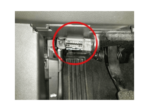 Localisation de la prise de diagnostic OBD2 sous le volant d'une Chevrolet Malibu 8