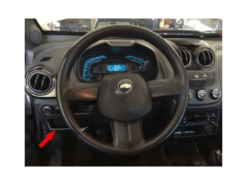 Fleche rouge indiquant l emplacement de la prise de diagnostic OBD sur le tableau de bord Chevrolet