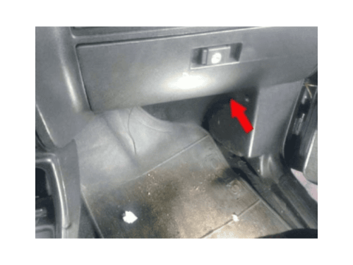 Localisation de la prise de diagnostic OBD sous la boite a gant d une Chevrolet Monza