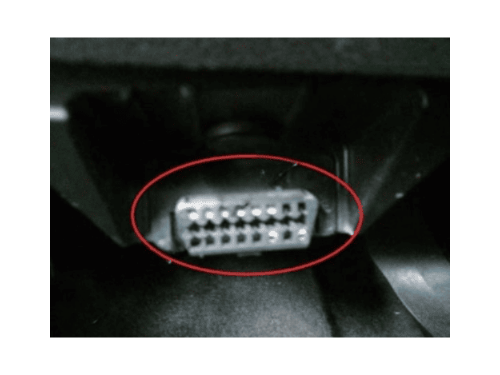 Photo montrant l emplacement de la prise de diagnostic OBD sur une Chevrolet Onix