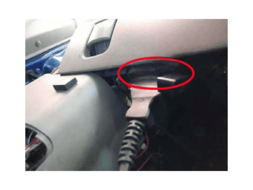 Connexion d'un câble de diagnostic sur la prise OBD d'une Chevrolet Rezzo