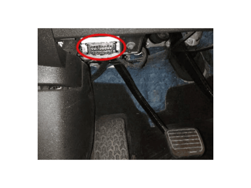 Localisation du connecteur de diagnostic OBD entouré en rouge sous le tableau de bord d une Chevrolet S-10