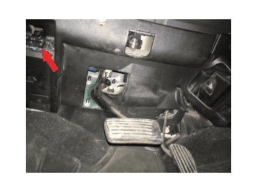 Localisation de la prise de diagnostic OBD sur une Chevrolet S10 au dessus des pedales