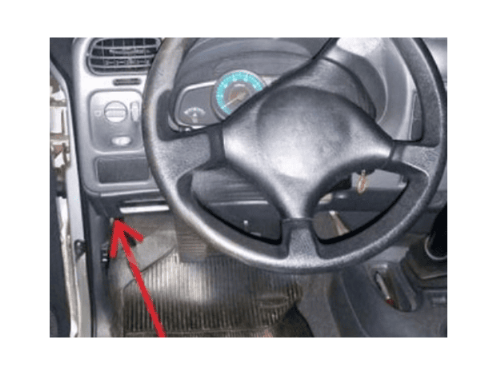 Fleche rouge indiquant l emplacement de la prise obd sur une Chevrolet S10