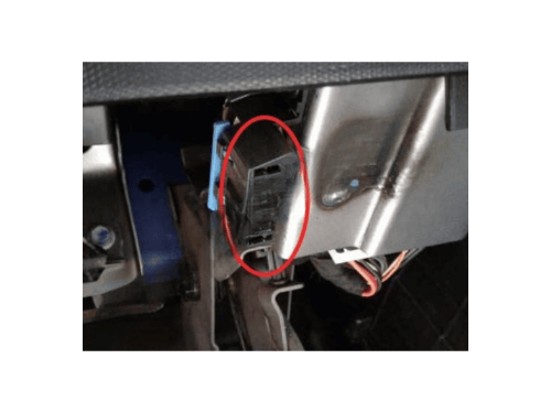 Prise de diagnostic OBD entourée en rouge sous le tableau de bord d une Chevrolet Sail 3