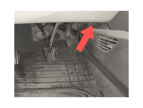 Flèche rouge indiquant l emplacement de la prise OBD2 d une Chevrolet Sail