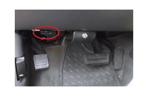 Localisation du connecteur de diagnostic OBD2 sous le tableau de bord d un Chevrolet Silverado