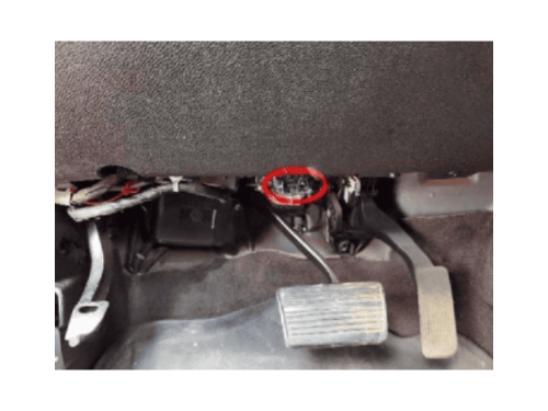 Localisation de la prise de diagnostic OBD entourée en rouge sur une Chevrolet Silverado 2