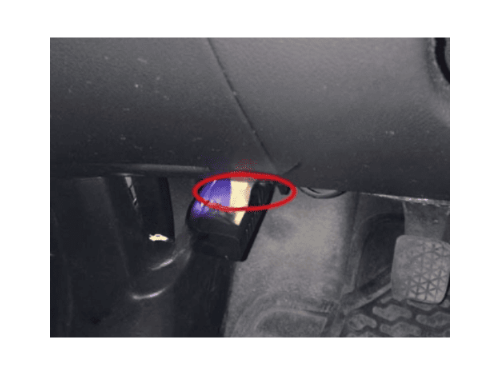 Localisation du connecteur OBD entouré de rouge sur une Chevrolet Sonic