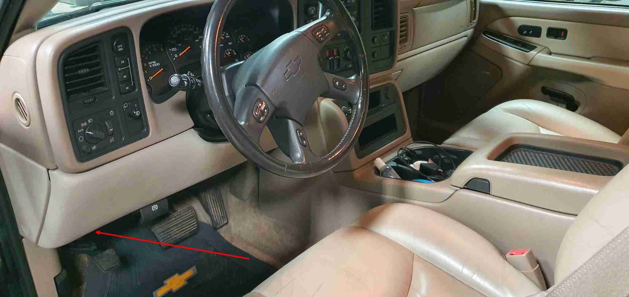 Localisation de la prise de diagnostic OBD sous le tableau de bord d une Chevrolet Tahoe