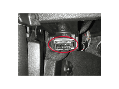 Prise de diagnostic OBD entourée en rouge sous le tableau de bord d une Chevrolet Tracker 2