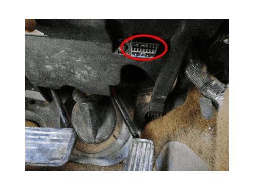 Prise de diagnostic OBD2 entouree en rouge sous le tableau de bord d une Chevrolet Trailblazer