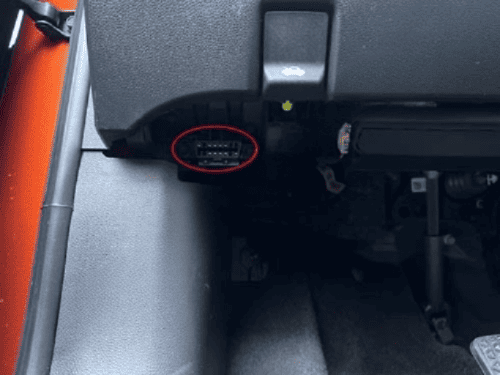 Emplacement de la prise OBD entourée en rouge sur un Chevrolet Trailblazer 3