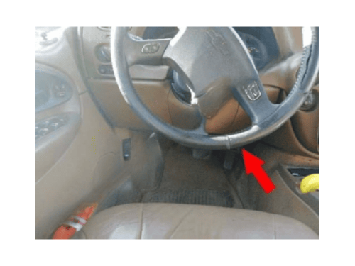 Flèche rouge montrant l emplacement de la prise OBD2 sous le volant d un Chevrolet Trailblazer