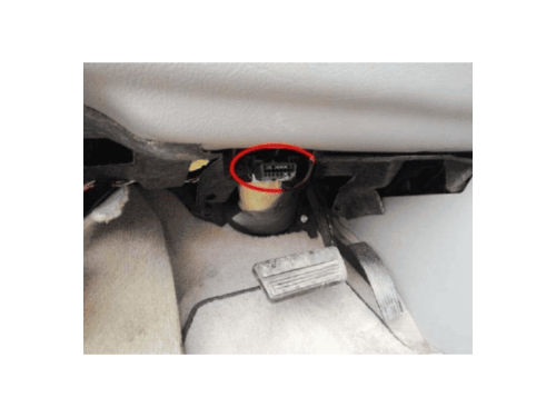 Photo montrant l emplacement de la prise de diagnostic OBD sous le volant d une Chevrolet Uplander