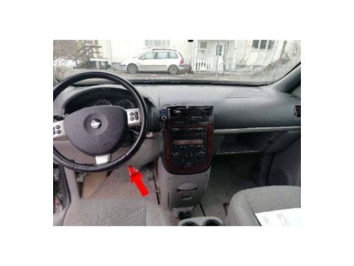 Photo du tableau de bord d une Chevrolet Uplander indiquant la prise OBD
