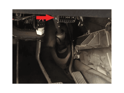 Localisation de la prise de diagnostic OBD sous le tableau de bord d une Chevy Sedan