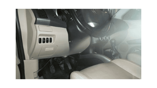 Vue sur le pedalier et la zone sous le volant d une Citroen C-Crosser