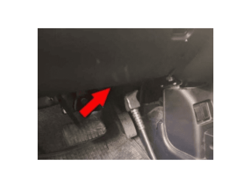 Flèche rouge indiquant l emplacement de la prise OBD2 sous le pédalier d une Citroën C-Zero