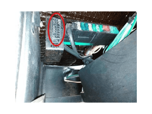 Prise de diagnostic OBD de couleur noire entouree de rouge sur une Citroen C15