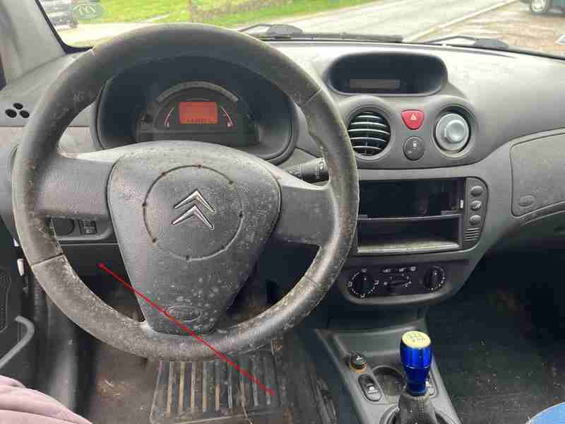 Emplacement de la prise de diagnostic OBD sous le volant d une Citroen C2