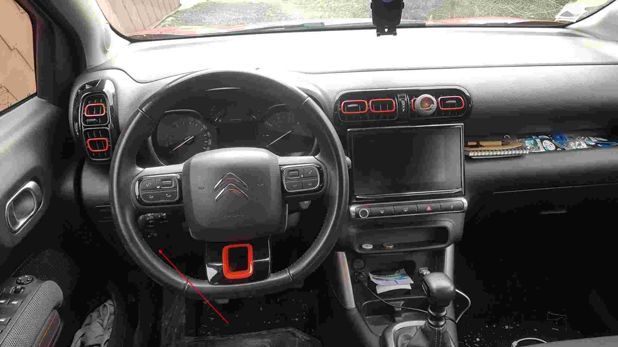 Indication de l emplacement de la prise OBD sous le volant d une Citroen C3 Aircross