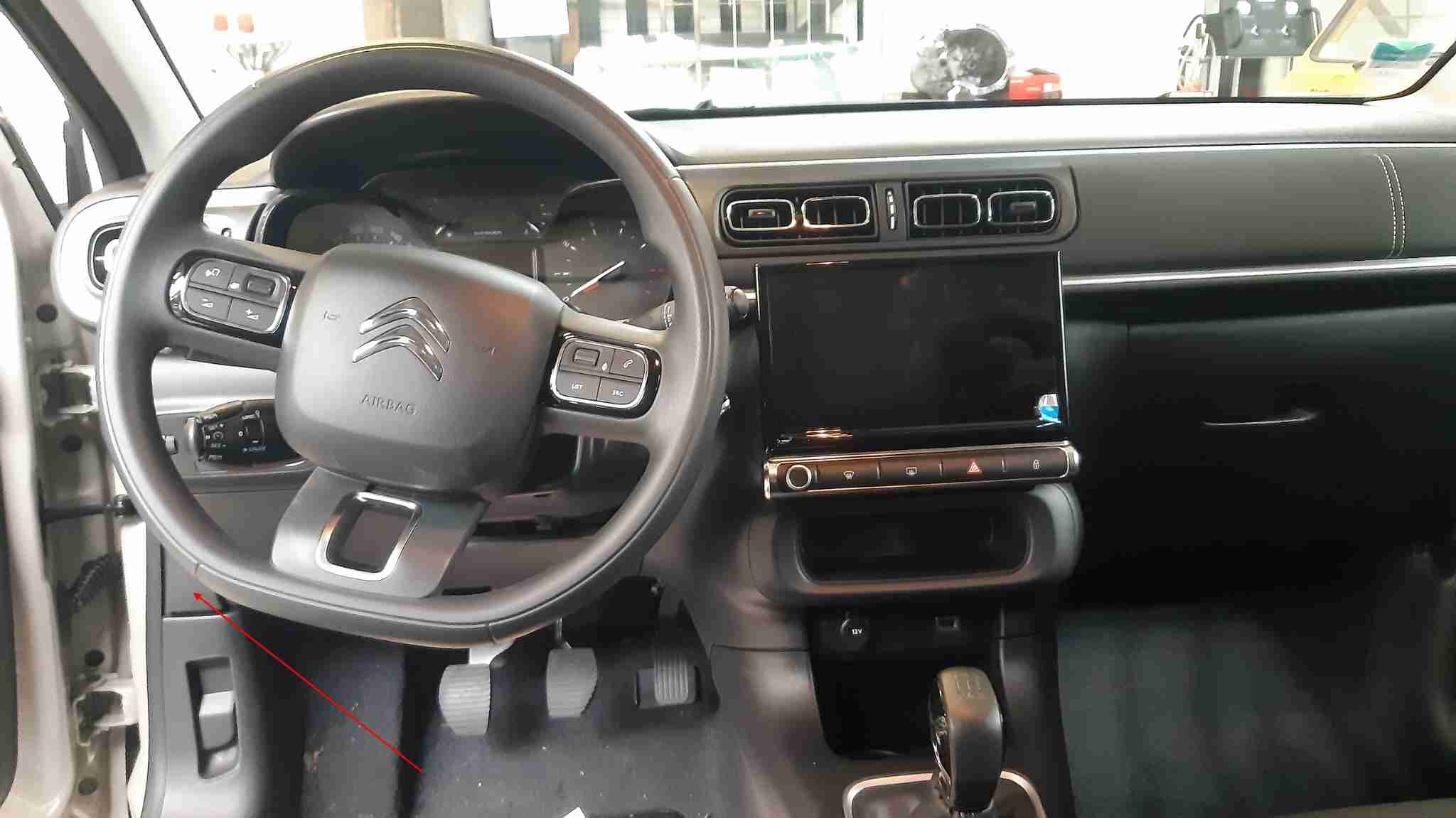 Emplacement de la prise de diagnostic OBD2 dans l habitacle d une Citroen C3 III