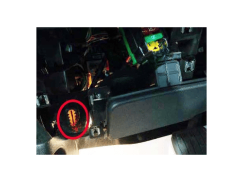 Localisation de la prise de diagnostic OBD entourée en rouge sur une Citroën C4