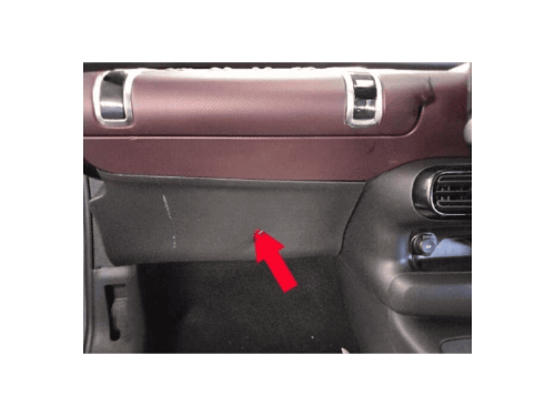 Photo montrant l emplacement de la prise OBD sous la boite a gants d une Citroen C4 Cactus