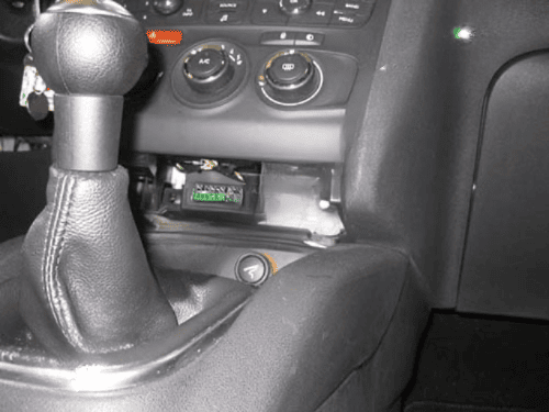 Photo montrant l emplacement de la prise OBD d une Citroen C4 sous la console centrale