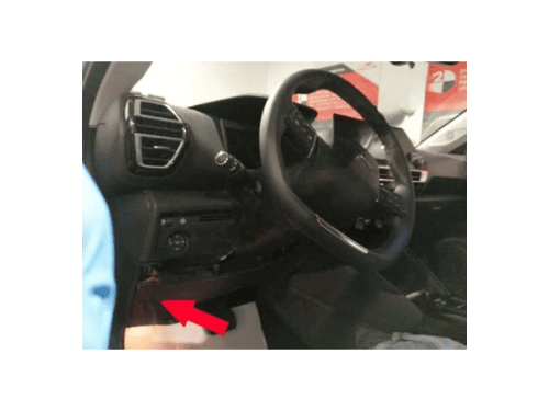 Une flèche rouge indique l emplacement de la prise OBD de diagnostic sur le tableau de bord d une Citroën C4