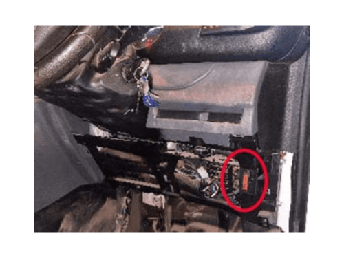 Emplacement de la prise OBD entouree en rouge sur un Citroen Dispatch 3 RHD