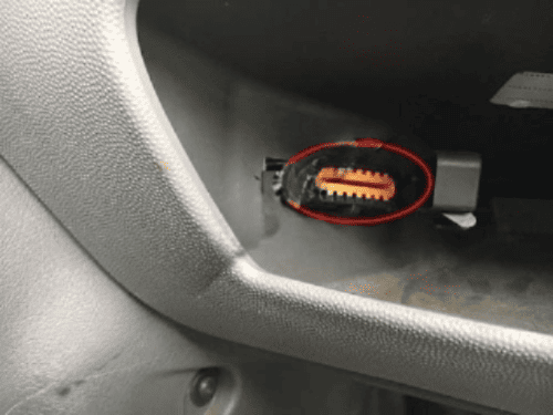 Localisation du connecteur OBD entouré en rouge dans un Citroen Dispatch 2