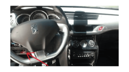 Photo montrant l emplacement de la prise OBD sur le tableau de bord d une Citroen DS3