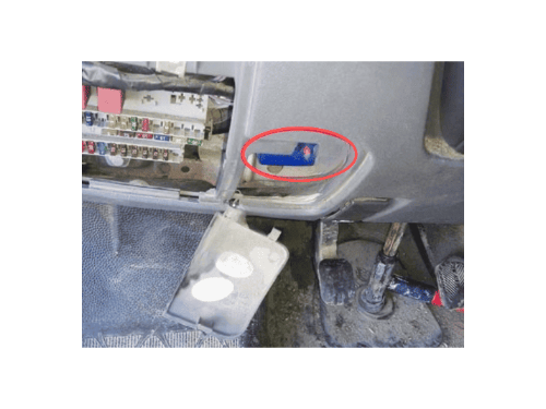 Emplacement de la prise de diagnostic OBD entoure en rouge sur un utilitaire Citroen Jumper 1