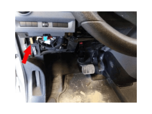 Localisation de la prise de diagnostic OBD sous le volant d'un Citroen Jumpy 3