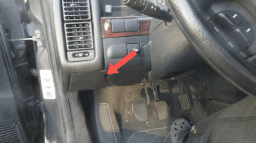 Une flèche rouge indique l emplacement de la prise OBD sous le tableau de bord d une Citroën Xantia