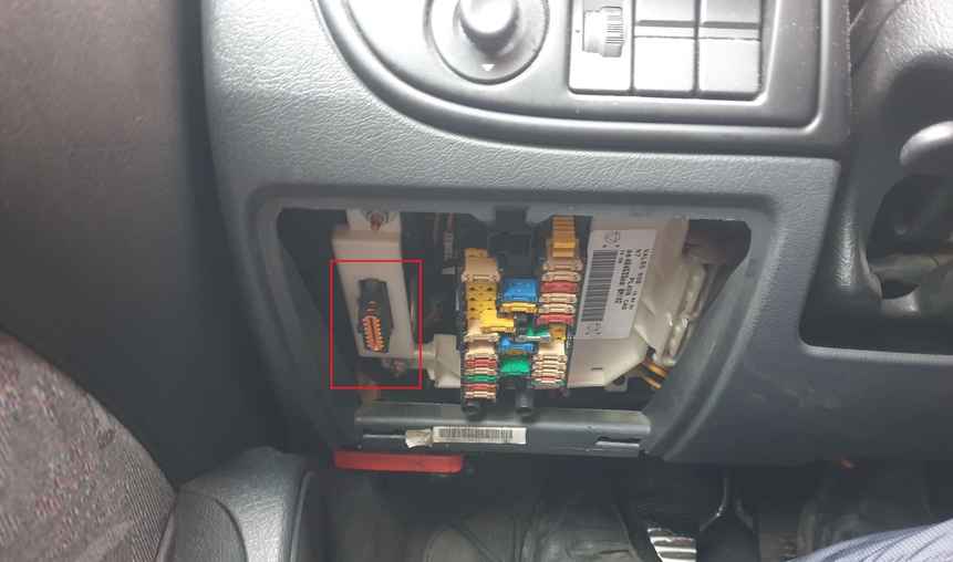 Emplacement de la prise de diagnostic OBD2 sur une Citroen Xsara 2