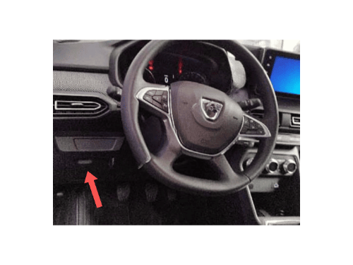 Flèche rouge indiquant l'emplacement de la prise OBD diagnostic sous le volant d'une Dacia Jogger
